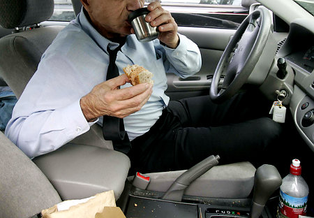 Actor Robert Blake eats lunch in his car during a break from his civil trial Tuesday, Oct 25, 2005, outside the Los Angeles County superior courthouse in Burbank, Calif. Blake is being sued for wrongful death by the family of his wife, Bonny Lee Bakley. (AP Photo/Nick Ut) Original Filename: BLAKE_WIFE_SLAIN_LA106.jpg